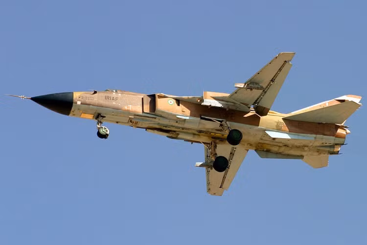 F-14 Tomcat có sải cánh rộng đến 19 m, do đó phi công phải giữ thăng bằng tốt khi hạ cánh.