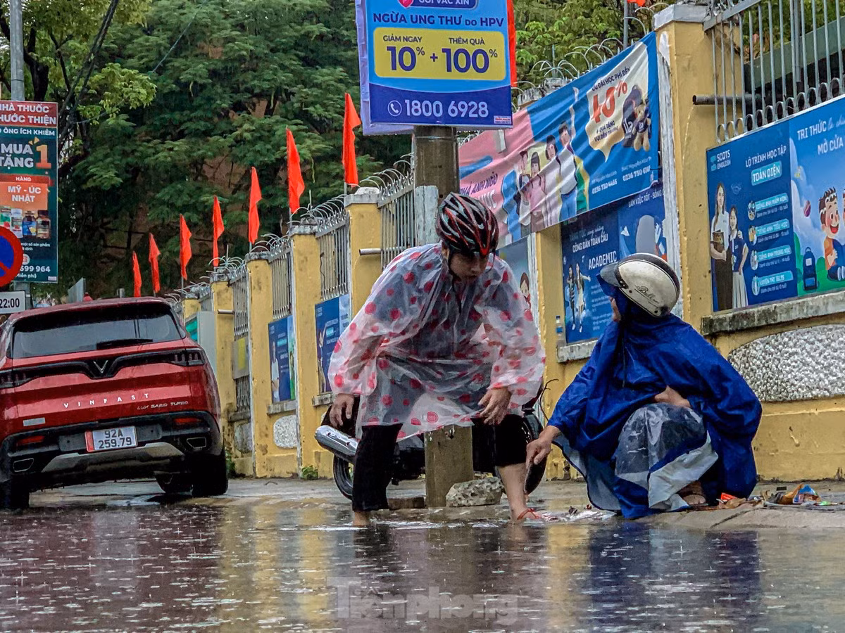 Anh Nguyễn Văn Chung (trú quận Hải Châu) cho biết từ sáng sớm mưa rất lớn khiến các đoạn đường ngập sâu, các cống không thể thoát nước kịp. "Tôi phải đi quanh móc rác từ dưới cống lên để giúp nước thoát nhanh giúp bà con đi làm xe không bị chết máy. Cứ mỗi lần mưa lớn như này các tuyến đường ở đây đều ngập rất sâu, mình làm được gì cứ làm thôi", anh Chung nói.