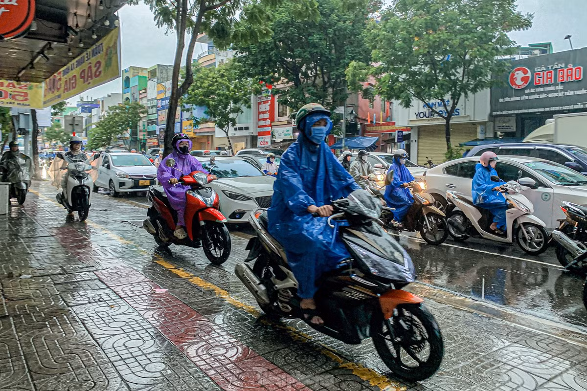 Nhiều người phải chạy xe lên lề đường để đi qua những nơi ngập sâu và tránh ùn tắc.