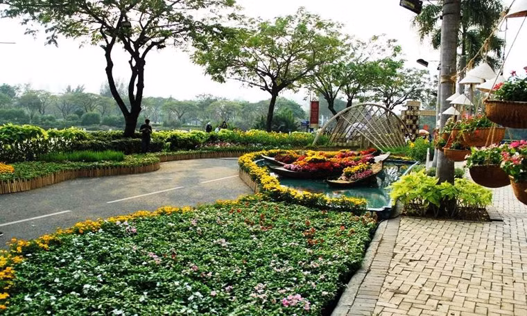 Theo ban tổ chức, chủ đề năm nay lấy “nước” làm điểm nhấn sáng tạo, gợi lên hình ảnh non sông - đất nước, tạo cảm giác gần gũi, gắn bó đối với những người Việt Nam.