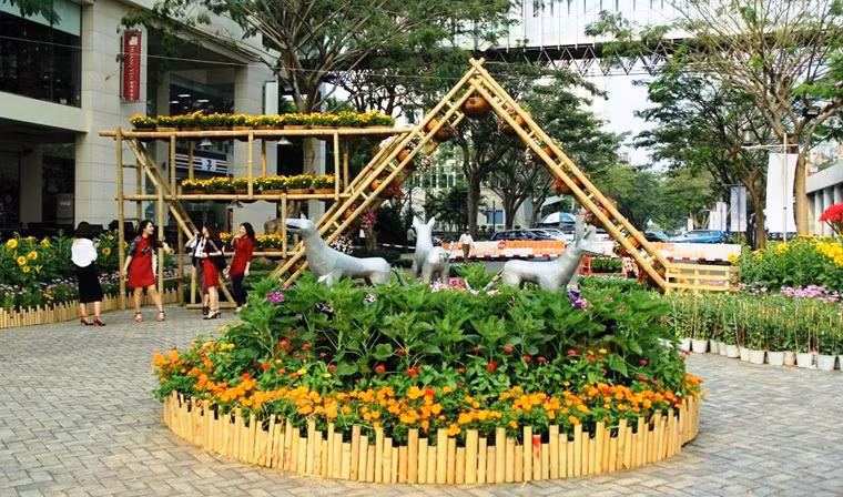 Linh vật của năm được dựng lên 3 hướng nhìn khác nhau. Linh vật cũng được làm theo hướng ngẩng cao đầu, hùng dũng. 