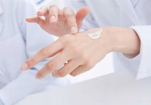 Da đỏ lên sau khi bôi mỹ phẩm, tại sao? Da do len sau khi boi my pham, tai sao?