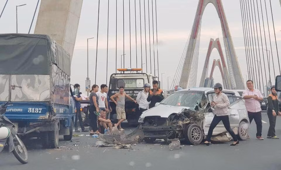KIA Morning dam nat duoi xe tai tren cau Nhat Tan