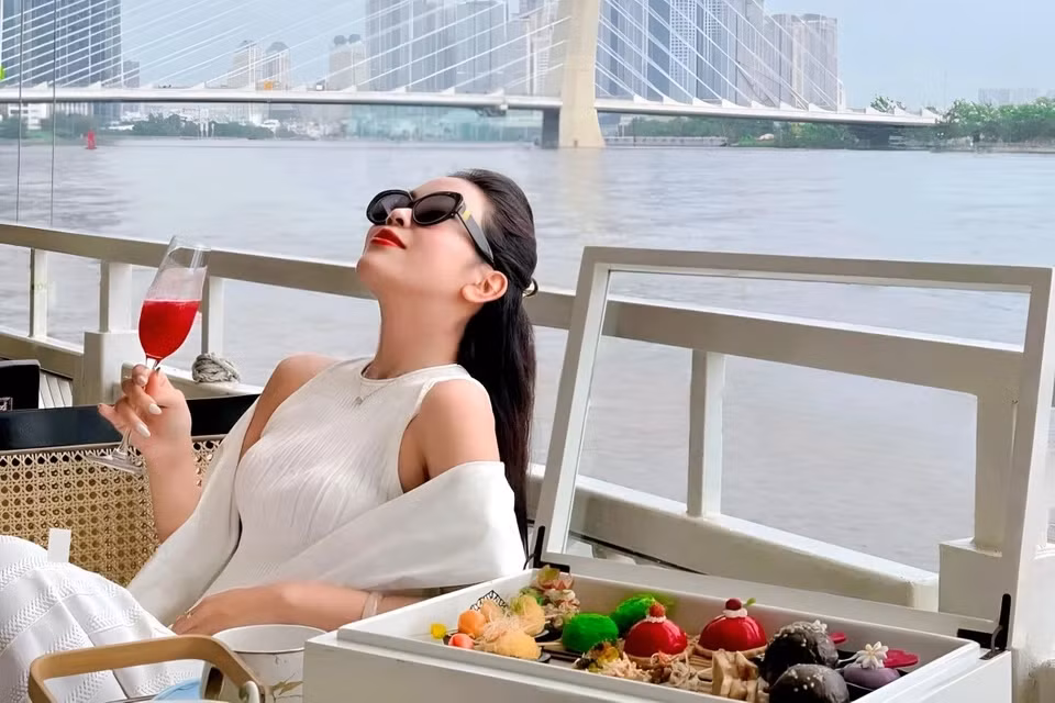 Chi tiền triệu uống trà chiều, dùng bữa tối trên sông Sài Gòn Chi tien trieu uong tra chieu, dung bua toi tren song Sai Gon