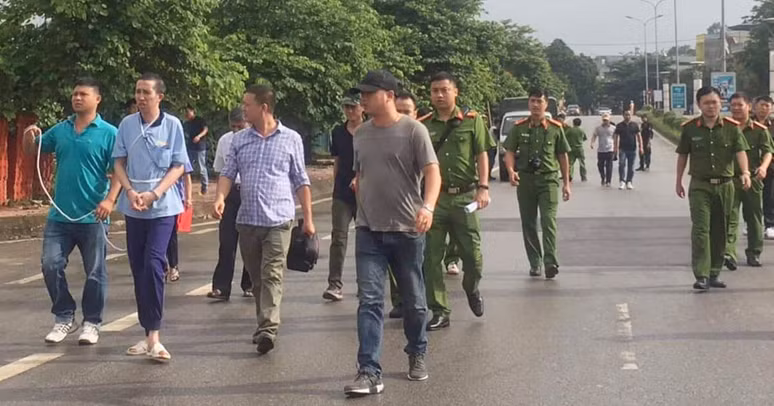 Nu sinh giao ga Dien Bien: Bui Van Cong dien lai canh doi bai