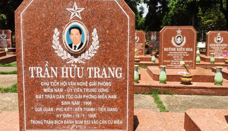 Mộ phần AHLS Trần Hữu Trang, Chủ tịch Hội Văn nghệ Giải phóng miền Nam và là tác giả của rất nhiều vở cải lương đi sâu vào lòng người như Tô Ánh Nguyệt, Lan và Điệp, Đời cô Lựu... Ông hy sinh năm 1966 và ngày nay, tên của ông được vinh danh cho giải thưởng danh giá của bộ môn nghệ thuật cải lương Nam Bộ - Giải thưởng Trần Hữu Trang.