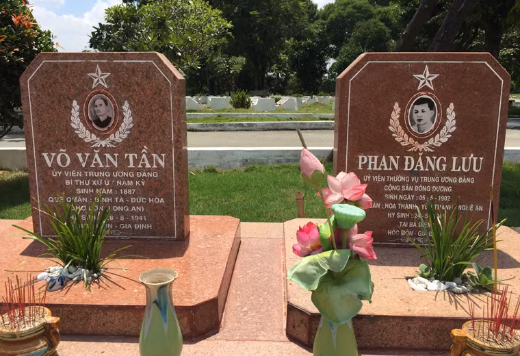 Mộ phần AHLS Võ Văn Tần và AHLS Phan Đăng Lưu tại Nghĩa trang Liệt sĩ TP HCM.
