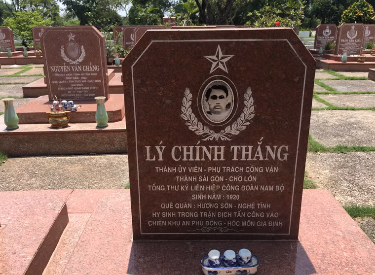 Mộ phần AHLS Lý Chính Thắng (SN 1920), nguyên Thành uỷ viên Sài Gòn - Chợ Lớn; Tổng thư ký Liên hiệp công đoàn Nam Bộ. Ông hy sinh trong trận địch tấn công vào chiến khu An Phú Đông, Hóc Môn, Gia Định (nay là TP HCM)