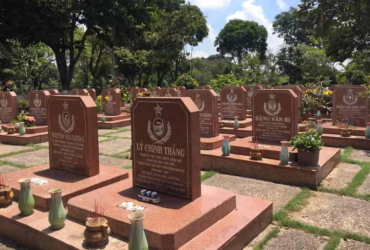 NTLS TP HCM là nơi an nghỉ của hàng chục nghìn AHLS, trong đó có tên tuổi của những Anh hùng đã đi vào huyền thoại đất nước như Lý Chính Thắng, Đặng Văn Bi, Đoàn Văn Bơ, Phan Đăng Lưu, Trần Văn Ơn, Lê Văn Sĩ, Võ Văn Tần, Nguyễn Văn Trỗi...