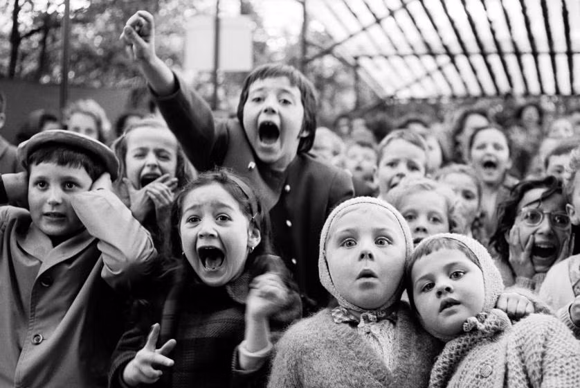 Những biểu cảm thú vị trên gương mặt trẻ em khi tới tham quan vườn Tuileries ở Paris, Pháp năm 1963.