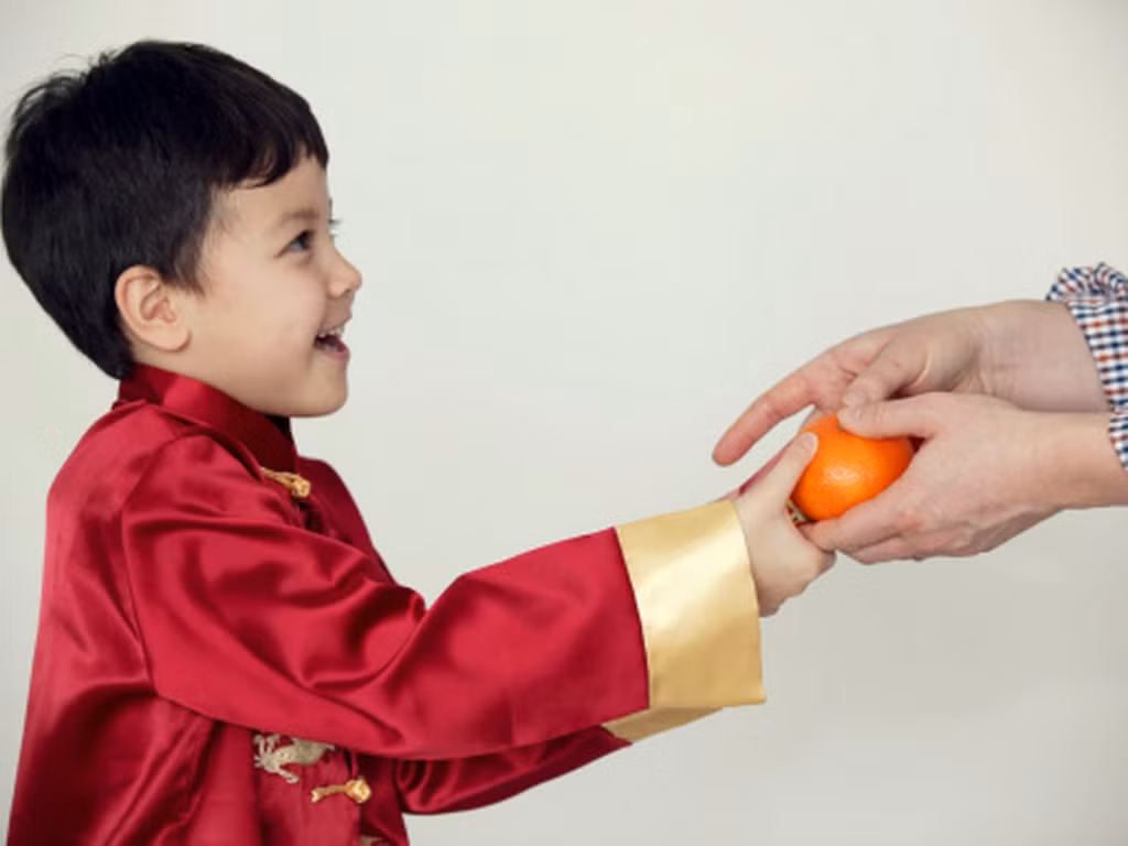 Vào dịp Tết Âm lịch, người dân ở nhiều vùng Trung Quốc tặng nhau cam, quýt khi chúc Tết những người lớn. Phong tục này xuất phát từ màu vàng của hai loại quả trên tượng trưng cho sự giàu sang, sung túc, rất thịnh tại các nước phương Đông.