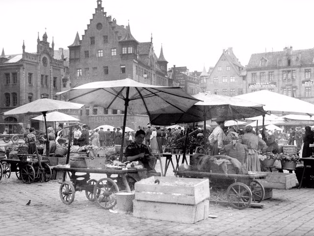 Một phiên chợ ở Nürnberg, Đức sầm uất người mua kẻ bán.