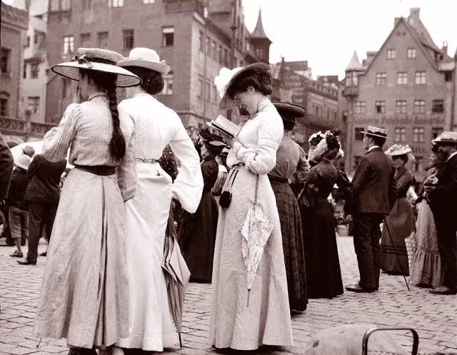Khách du lịch ghé thăm Frauenkirche, Nürnberg, Đức những năm 1900 khá đông.
