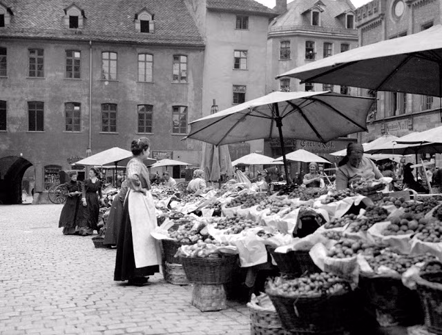 Những sạp hàng bán hoa quả, nông sản san sát nhau ở Nürnberg, Đức.