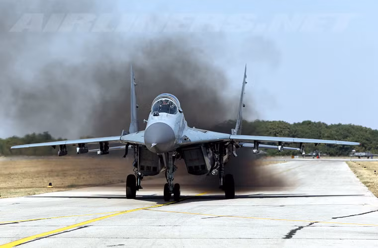 Tuy nhiên động cơ đời đầu của MiG-29 có dự trữ làm việc của động cơ giữa các lần sửa chữa khá thấp, chỉ 400 giờ. Ngoài ra, động cơ hệ cũ này xả khá nhiều khói đen khiến người không chuyên về MiG-29 cảm giác “lạnh người, sợ hãi”.