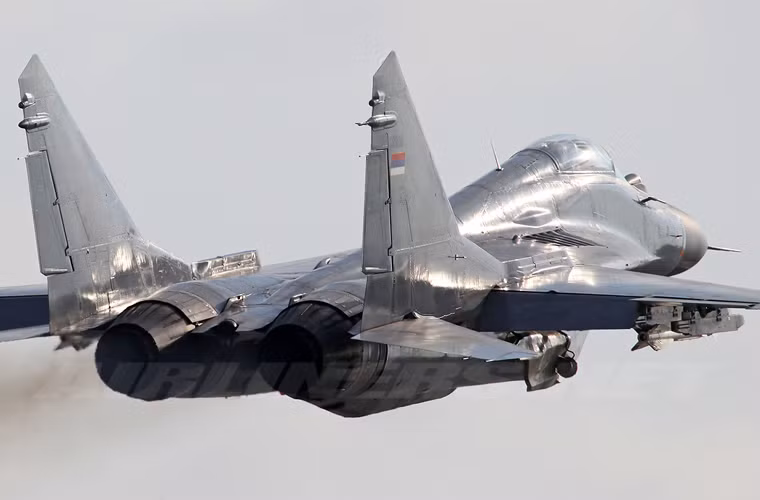 Ngay từ những thế hệ đầu, MiG-29 đã được đánh giá là có tính cơ động cực cao, khả năng thao diễn mạnh mẽ ở tốc độ cao và thấp không thua kém bất kỳ tiêm kích phương Tây nào.