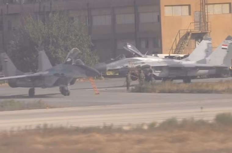 Hình ảnh hai chiếc MiG-29 của Syria được cho là đang chuẩn bị thử nghiệm sau khi nâng cấp lên chuẩn SM. Theo một số tài liệu, MiG-29SM dành cho Syria được trang bị radar N-019ME cho phép dẫn đường tên lửa R-77 tiên tiến, mang được tên lửa và bom thông minh, trang bị hệ thống đối kháng điện tử chủ động.