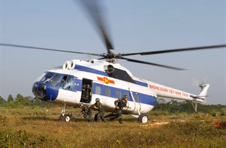 Ảnh: Trực thăng Mi-8 của Trung đoàn 916 hỗ trợ đơn vị đặc công diễn tập đánh địch đổ bộ đường không.