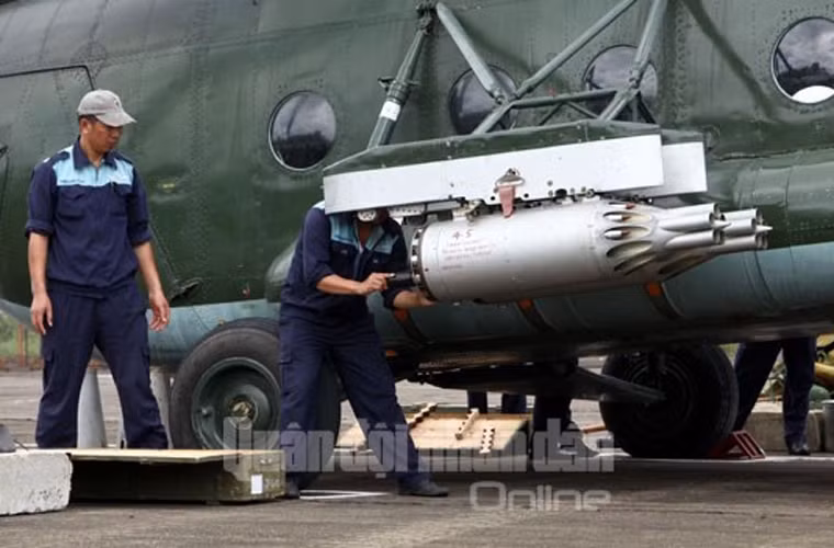 Ảnh: Các cán bộ kĩ thuật đang lắp đạn rocket lên trực thăng Mi-17 của Trung đoàn 916 chuẩn bị tham gia diễn tập bắn, ném ở Thọ Xuân, Thanh Hóa trong năm 2015.