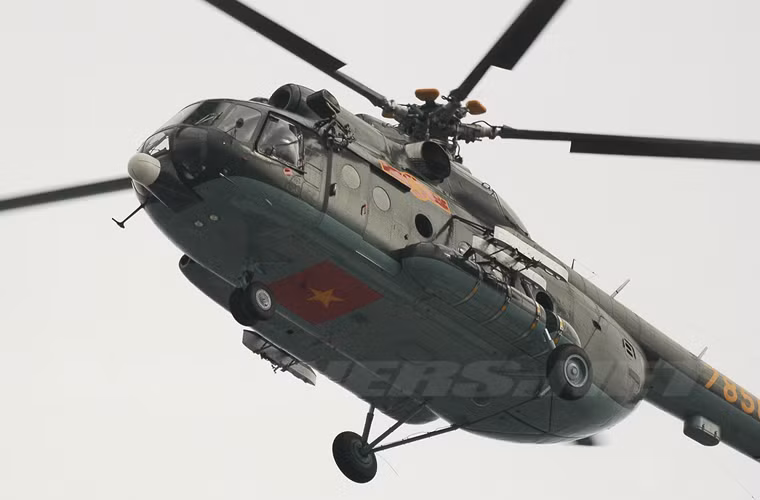 Trung đoàn 916 hiện được trang bị chủ yếu các trực thăng họ Mi do Nga sản xuất, đáp ứng các nhiệm vụ quân sự và dân sự.