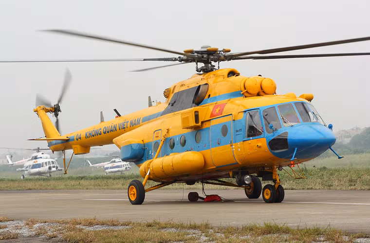 Trong số các trực thăng mà Trung đoàn 916 được trang bị thì Mi-171 được xem là loại hiện đại nhất. Mi-171 là biến thể xuất khẩu của mẫu nội địa Mi-8AMT được sản xuất tại nhà máy Ulan-Ude (nước Cộng hòa Buryatia thuộc Liên bang Nga).
