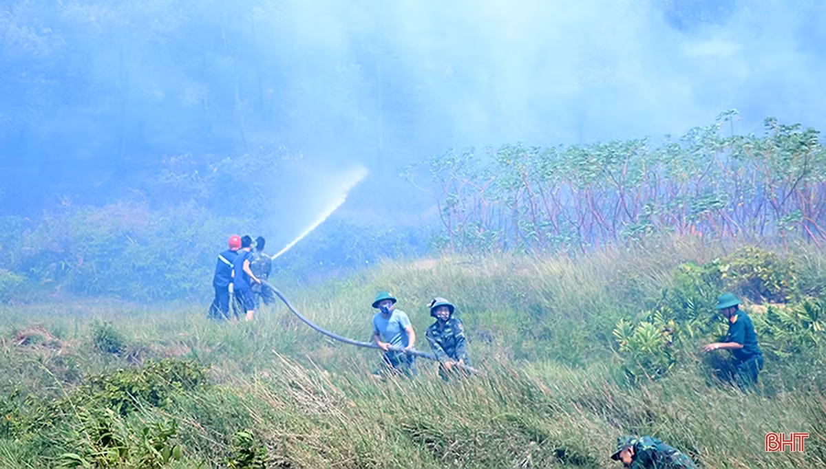 Nhận được tin báo, huyện Nghi Xuân đã huy động hơn 400 người gồm các lực lượng: Kiểm lâm, quân sự, công an huyện, Tiểu đoàn Đặc công D31 (Quân khu 4) và nhân dân địa phương cùng các phương tiện tập trung dập lửa vụ cháy rừng lịch sử tại Hà Tĩnh. Ảnh: Báo Hà Tĩnh