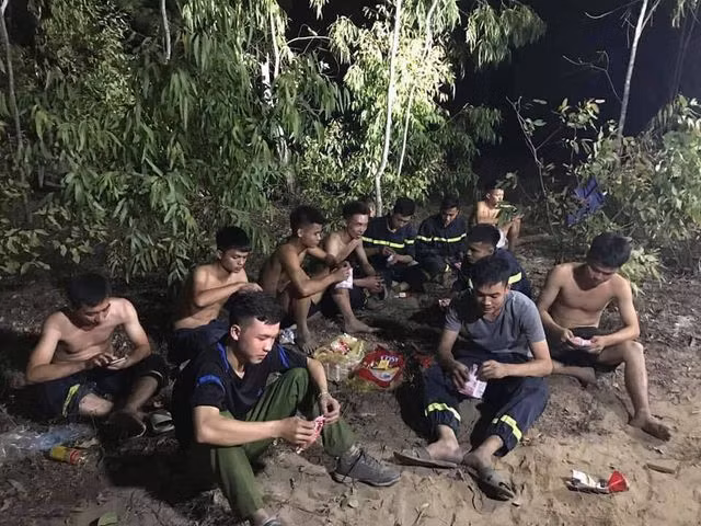 Phút nghỉ ngơi hiếm hoi của các cán bộ tham gia chữa cháy.