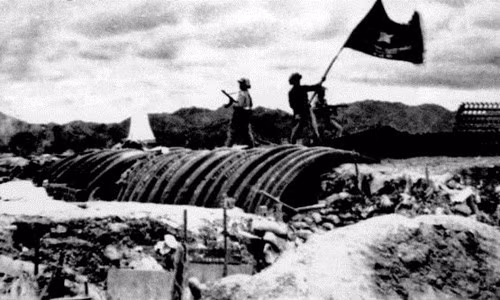 Vào lúc 17h30 ngày 7/5/1954, bộ đội Việt Nam dương cao lá cờ chiến thắng trên nóc hầm của Tướng De Castries. Ảnh: Getty.