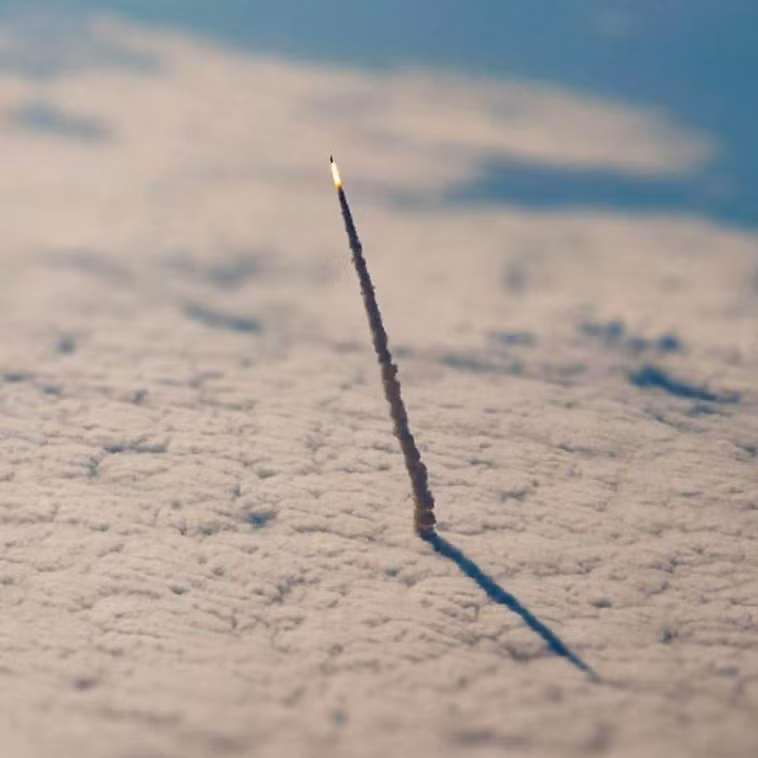 Bức ảnh NASA chụp một con tàu vũ trụ đang rời khỏi tầng khí quyển Trái Đất. Đây là một trong những sự thật thú vị về thế giới có thể bạn chưa biết.
