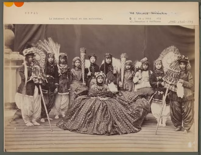 Maharani của Nepal và những thị nữ của cô (1885-1894) là một trong những hình ảnh hiếm hoi về Nepal thế kỷ 19. Khoảng năm 1882, hai nhiếp ảnh gia người Anh P.A. Johnston và Theodore Hoffmann đã lập ra một trong những studio chụp ảnh tư nhân lớn nhất Ấn Độ, chụp hàng loạt ảnh chân dung người dân trên dãy Himalaya. Hình ảnh trên được chụp tại Nepal, một khu vực hẻo lánh hầu như không được lưu lại trong thời kỳ đầu của nhiếp ảnh và hiện vẫn còn nhiều câu hỏi về nguồn gốc của bức ảnh.. Ảnh: CNN.