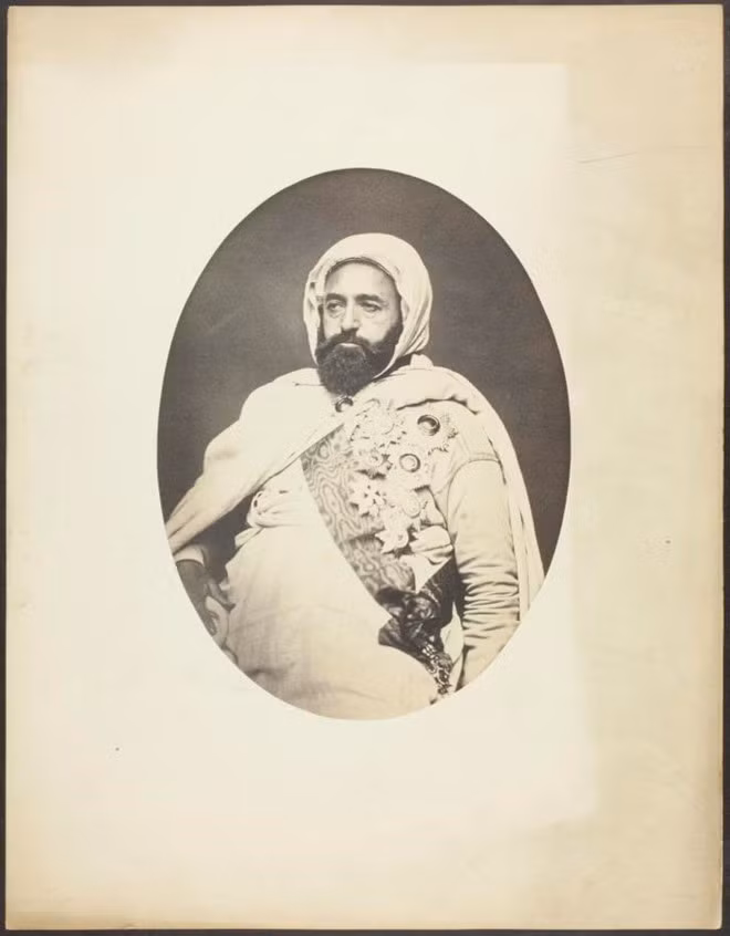 Chân dung Tiểu vương Abdelkader (1865) là bức ảnh tôn vinh Tiểu vương Abdelkader - một nhà lãnh đạo tôn giáo và quân sự Algeria, cũng là người lãnh đạo cuộc kháng chiến của người Algeria chống lại sự cai trị của thực dân Pháp vào giữa thế kỷ 19. Bức chân dung về ông được chụp tại Paris vào năm 1865 bởi nhà nhân chủng học người Pháp Jacques Philippe Potteau. "Ông ấy có một thái độ rất tích cực đối với nhiếp ảnh và ông cũng viết về vấn đề sự xuất hiện của nhiếp ảnh", Barthe giải thích. Ảnh: CNN.