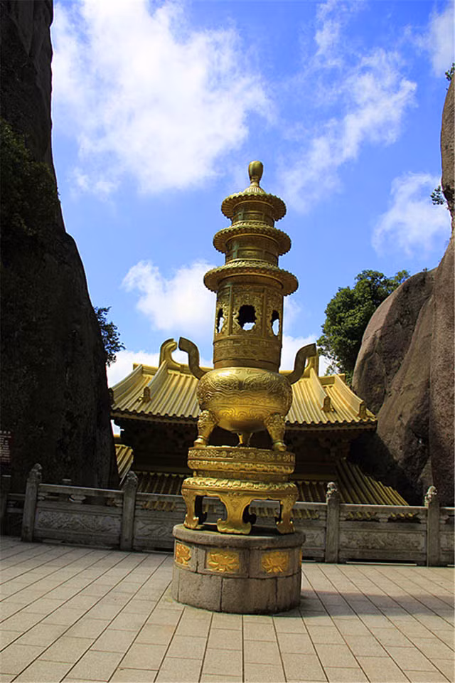 Phía bên kia đỉnh núi có những đám mây có hình dạng như lòng bàn tay của Đức Phật nên người ta càng tin vào nơi này thật sự linh thiêng.
