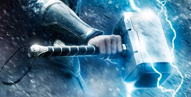 Mjolnir được mô tả gần như không thể bị phá vỡ. Vũ khí này giúp Thor điều khiển sức mạnh của sấm sét, mưa gió, giông bão. Chiếc búa thần này có thể hút các nguồn năng lượng khác và giải phóng theo sự điều khiển của Thor. Khi quay Mjolnir 1 vòng, Thor có thể mở ra cánh cổng đi xuyên vào các chiều không gian khác.