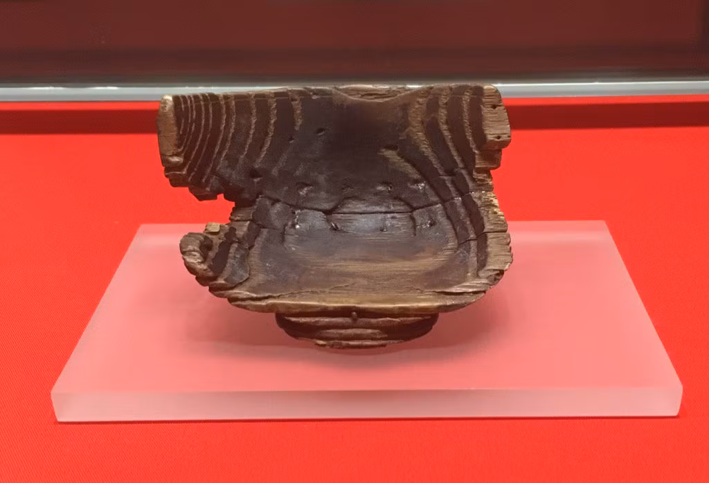 Tuy nhiên, vào năm 2014, chiếc cốc linh thiêng chứa sức mạnh chữa lành bệnh tật bị đánh cắp. Phải đến năm 2015, cảnh sát Anh mới tìm ra chiếc cốc Nanteos quý giá. Video: Thêm hé lộ mới về hầm mộ Chúa Jesus (nguồn: VTC14)