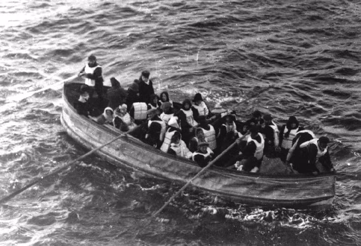 Theo giả thuyết này, trong số những hành khách có mặt trên tàu Titanic vào thời điểm gặp nạn có 3 nhân vật "lớn" trong xã hội khi ấy là: triệu phú Benjamin Guggenheim, chính trị gia Isidor Straus Macy và nhà đầu tư John Jacob Astor IV.