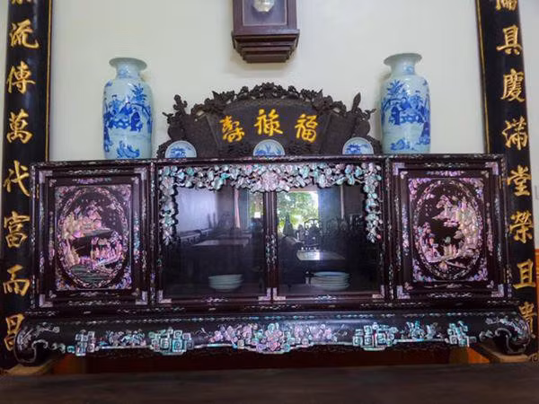 Ngoài việc trưng bày, cất giữ những đồ vật trong gia đình, tủ chè còn có một nhiệm vụ cực kỳ quan trọng là làm bàn thờ tổ tiên.