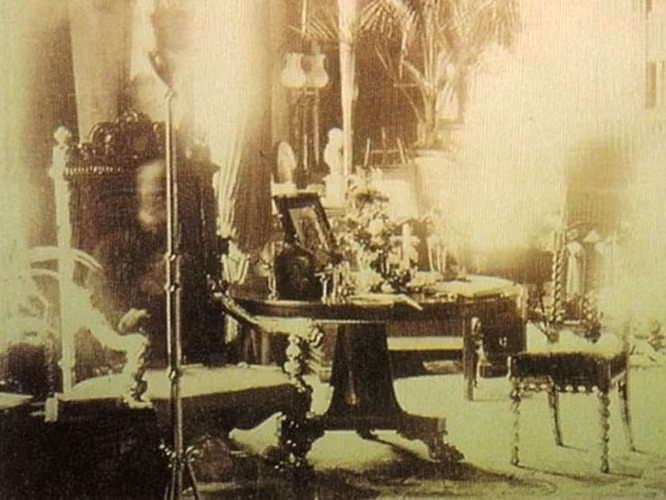 Vào năm 1891, Sybell Corbet đến chụp ảnh tại thư viện Combermere Abbey ở Cheshire, Anh. Tại đây, ông đã chụp được bức ảnh để đời về một hồn ma đang ngồi trên ghế.