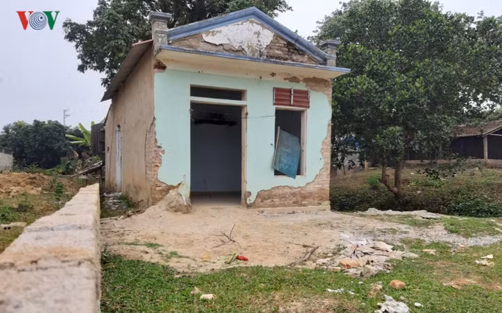 Sau khi cô gái mang gà đến cho chúng tại một ngôi nhà hoang thuộc Tổ dân phố 11, phường Thanh Trường, TP Điện Biên Phủ, tại đây Hùng đã dùng côn có xích sắt siết cổ Duyên đến khi Duyên ngất đi và đưa vào ngôi nhà hoang. Sau đó Hùng, Công rủ thêm Nhiệm thay nhau hãm hiếp Cao Mỹ Duyên, sau đó các đối tượng đưa Duyên lên thùng xe tải của Bùi Văn Công.
