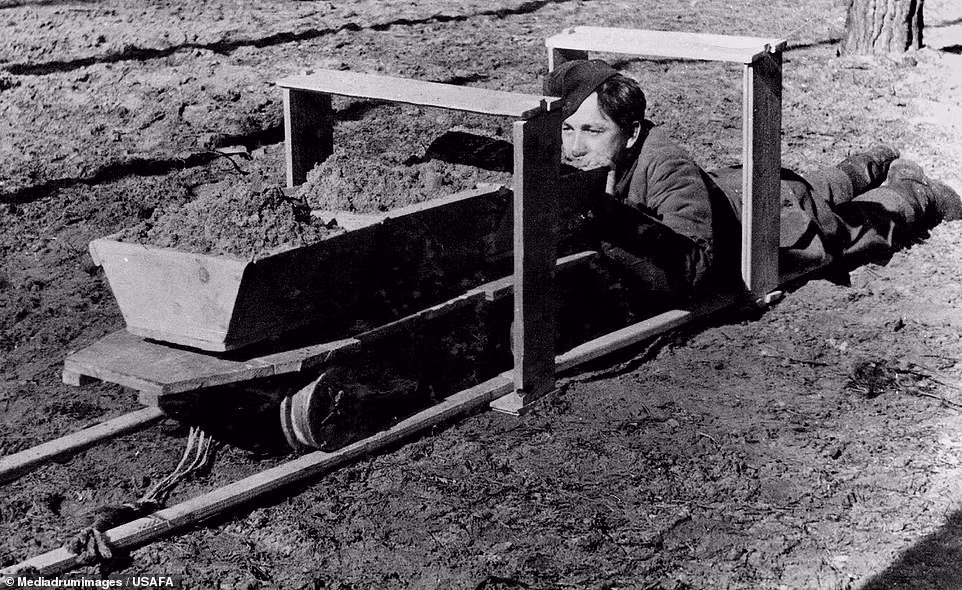 Nhà tù Stalag Luft III nằm cách thủ đô Berlin khoảng 150 km về phía đông. Đây là một trại giam tù binh chiến tranh với hệ thống bảo vệ chắc chắn nhất của quân đội phát xít Đức.