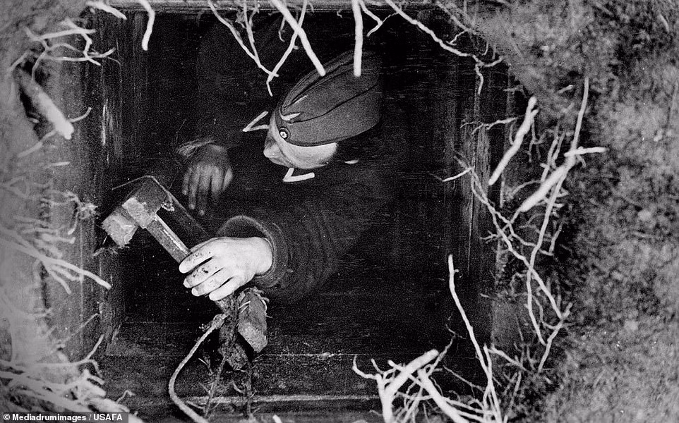 Bất chấp nguy hiểm, gần 80 binh sĩ quân đồng minh bị giam giữ ở nhà tù Stalag Luft III đã lên kế hoạch đào tẩu.