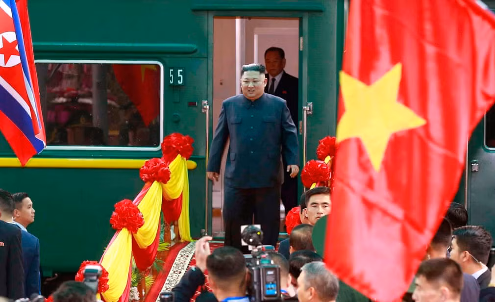 Một trong những lãnh đạo cấp cao Triều Tiên nổi tiếng với việc mặc trang phục theo “kiểu Mao Trạch Đông” là cố Chủ tịch Kim Nhật Thành - nhà sáng lập Triều Tiên và là ông nội của nhà lãnh đạo Kim Jong-un. Cố Chủ tịch Kim Nhật Thành được người dân vô cùng yêu quý, ngưỡng mộ và tôn trọng.
