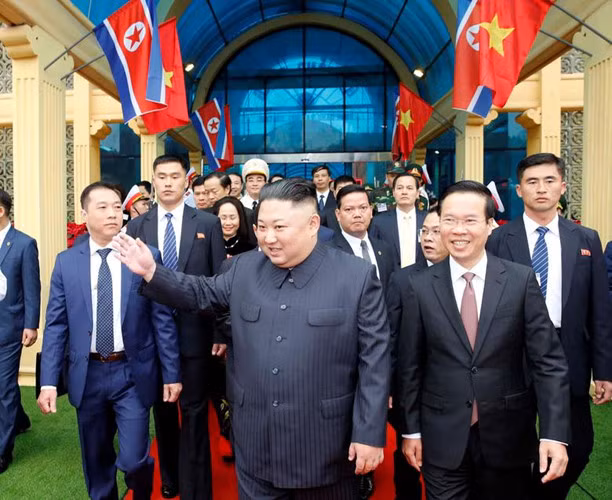Khi đến Việt Nam sáng 26/2 để tham dự hội nghị thượng đỉnh Mỹ - Triều lần 2 tổ chức ở Hà Nội diễn ra vào ngày 27-28/2, nhà lãnh đạo Triều Tiên Kim Jong-un gây chú ý khi xuất hiện trong trang phục áo khoác dài màu tối cài kín cổ, cổ áo ngắn, thân áo mang hai túi có nắp và đồng điệu quần suông.