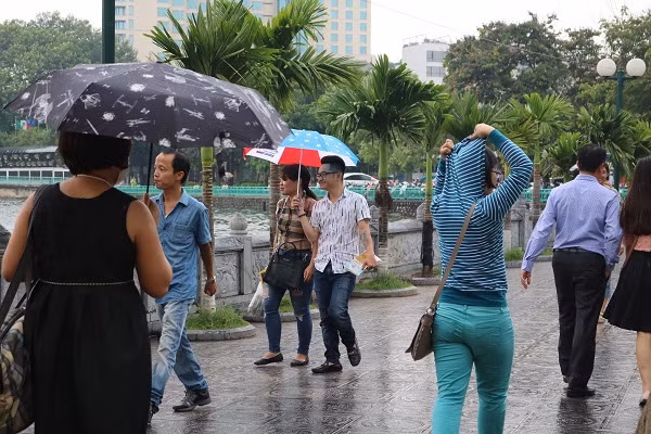 Ngay từ sáng sớm, rất đông người dân đã đến chùa Trấn Quốc (Hà Nội) để cúng lễ ngày Rằm tháng Bảy, bất chấp những cơn mưa nặng hạt.