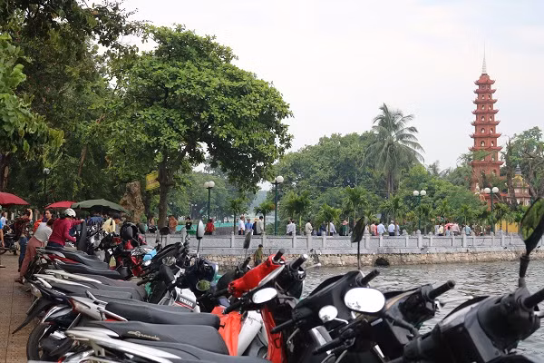 Bãi đỗ xe vẫn xếp dài dù cho cơn mưa ập tới lúc 11h.