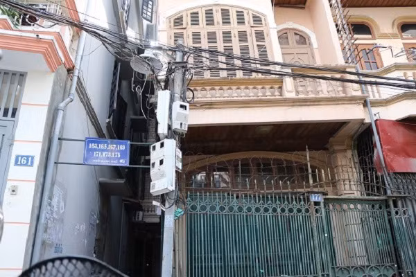 Ngôi nhà nghiêng chờ sập có thể dễ dàng nhận thấy bằng mắt thường.