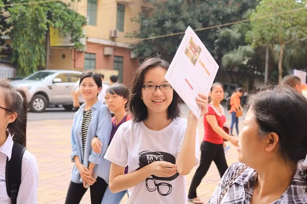 Vẻ ngơ ngác đáng yêu của một tân sinh viên trong ngày nhập học.