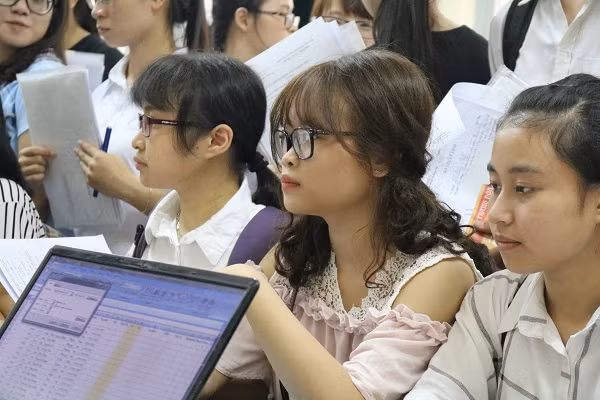 Một nữ sinh viên xinh đẹp như hot girl.