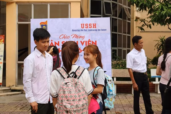 Đứng trò chuyện cùng bạn bè.