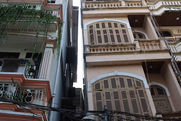 Ngôi nhà bắt đầu nghiêng từ chân móng và càng lên cao thì càng nghiêng, đổ hẳn về phía ngôi nhà hàng xóm.