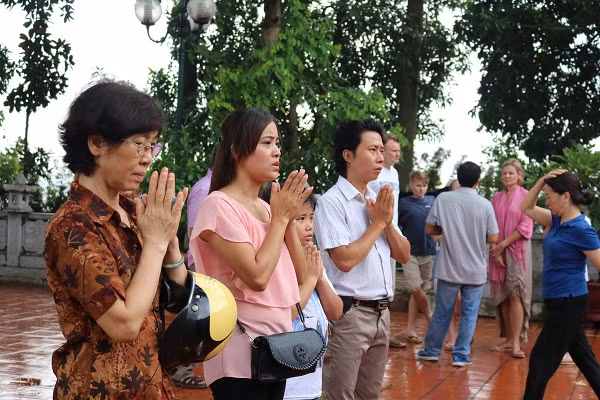 Theo quan niệm của người Việt, ngày Rằm tháng Bảy còn được gọi là ngày xá tội vong nhân, và cũng là ngày Vu lan báo hiếu. Đây là dịp để con cháu nhớ về ông bà tổ tiên, tỏ lòng biết ơn, hiếu thảo.